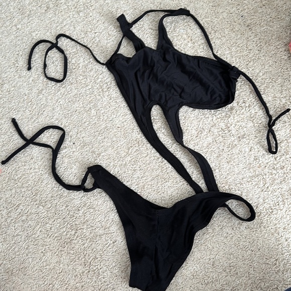 Colleen Kelly’s black one piece non-asymmetrical style! - Picture 3 of 4